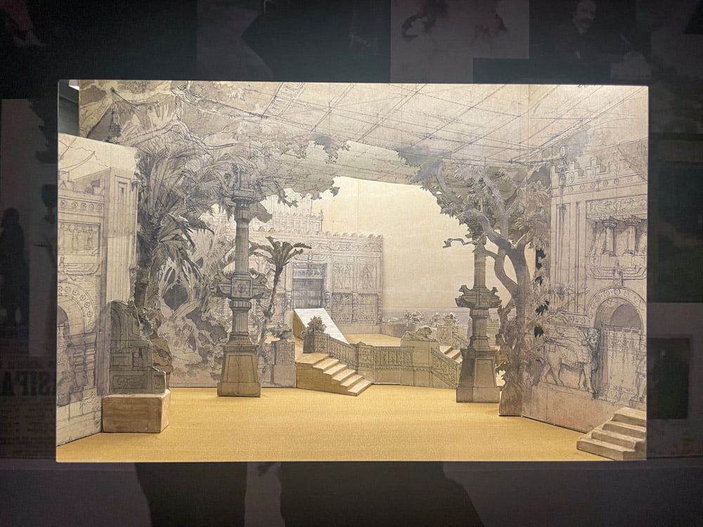 Disegno su carta di un palcoscenico teatrale esposto al Museo Fin-de-Siècle di Bruxelles