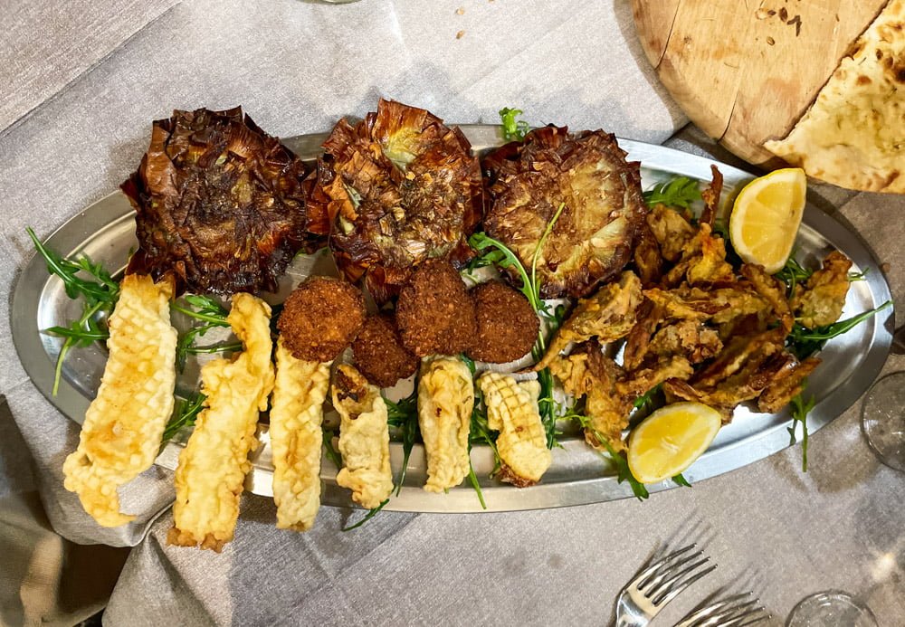 Antipasto misto del ristorante Il Giardino Romano, con carciofi alla giudia, baccalà e fiori di zucca fritti, falafel e carciofi in pastella