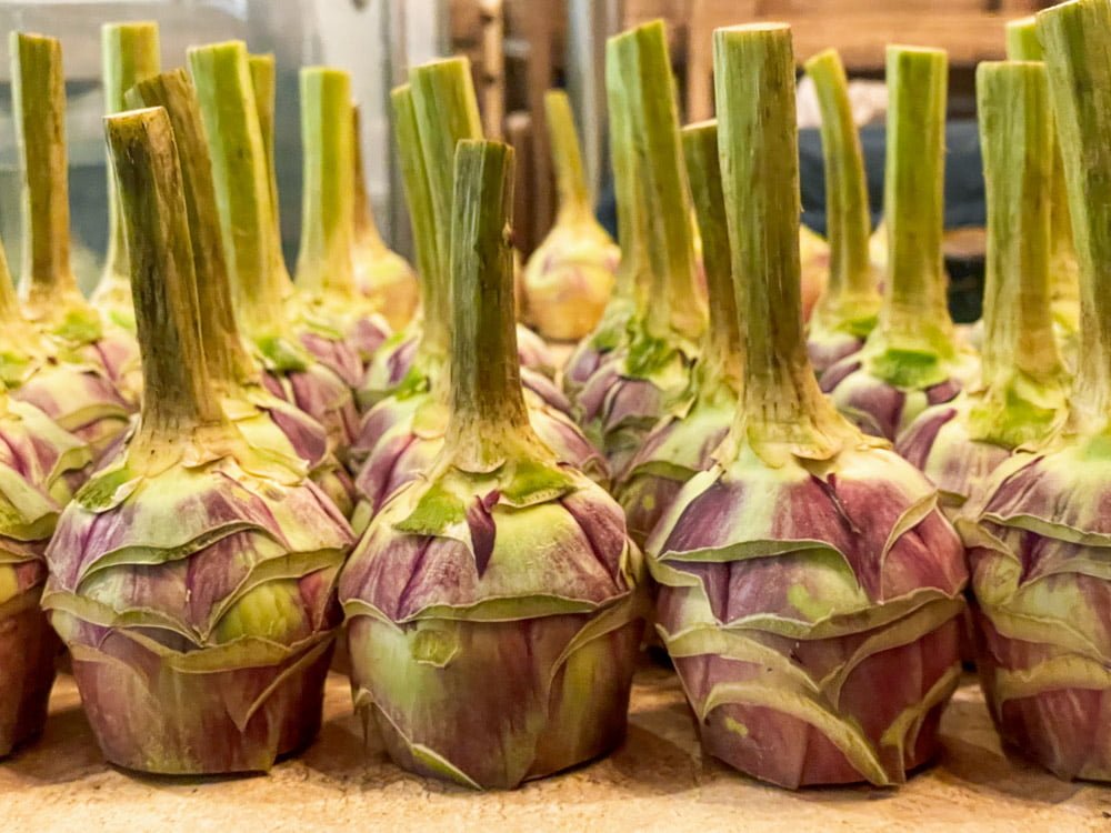 Carciofi puliti pronti per essere cucinati al ristorante Il Giardino Romano, nel Ghetto di Roma