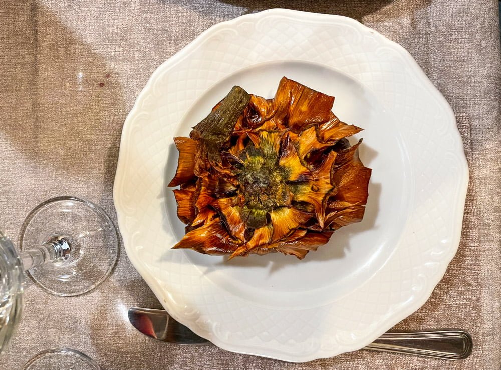 Il carciofo alla giudia del ristorante Il Giardino Romano a Roma