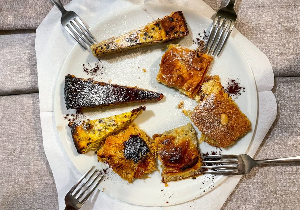 Piatto con assaggi di dolci misti al ristorante Il Giardino Romano nel Ghetto di Roma