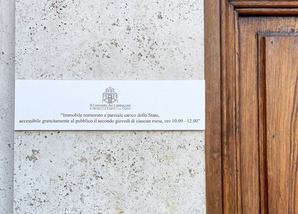 Cartello ingresso gratuito al Museo e alla Cripta dei Cappuccini di Roma