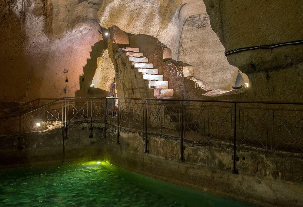 Una cisterna scavata nel tufo visitabile nel tour degli acquedotti romani Napoli Sotterranea