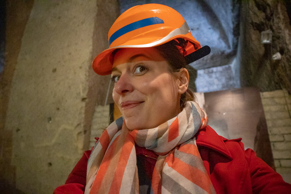 Paola Bertoni con il casco protettivo all'interno della Galleria Borbonica di Napoli