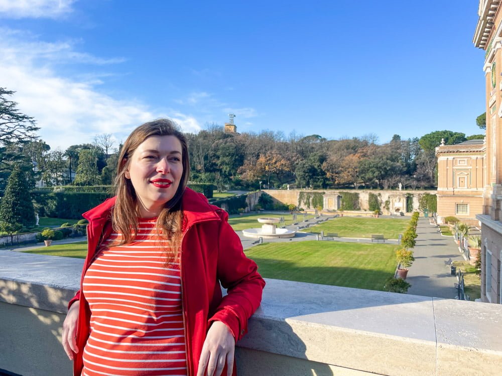 Paola Bertoni nei giardini di Città del Vaticano