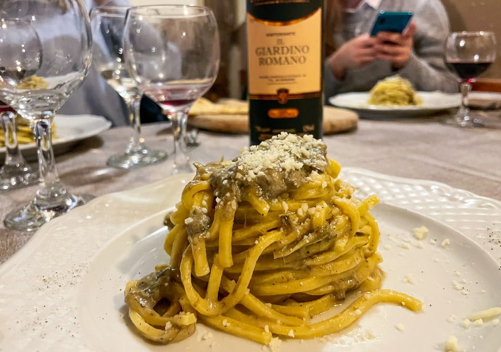 La pasta cacio, pepe e carciofi del ristorante Il Giardino Romano a Roma