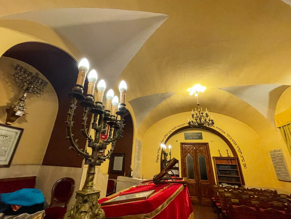 Interno della sinagoga spagnola del Museo Ebraico di Roma