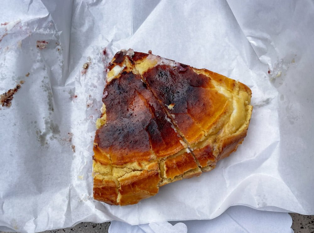 Torta ricotta e visciole della storica pasticceria Boccione situata nel Ghetto di Roma