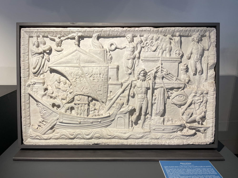 Bassorilievo romano con rappresentazione del porto esposto al Museo delle Navi di Fiumicino