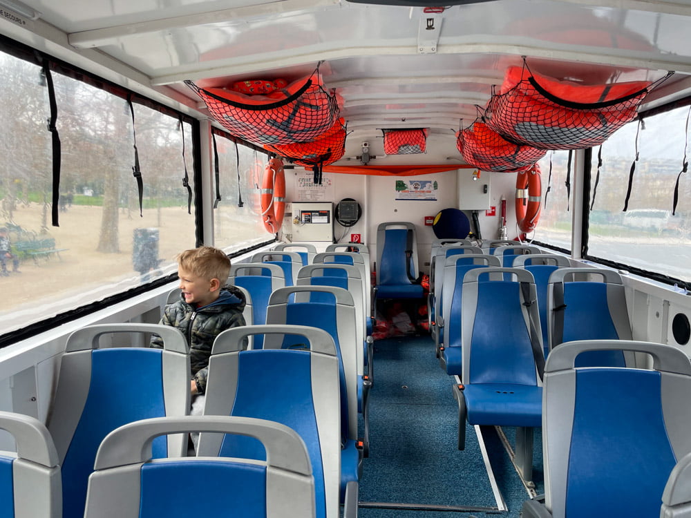 Ben Bertoni all'interno del bus anfibio Les Canards de Paris