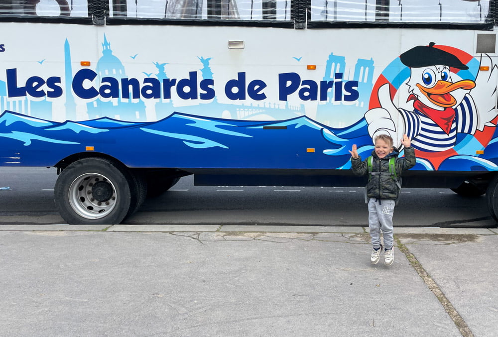Ben Bertoni davanti al bus anfibio Les Canards de Paris