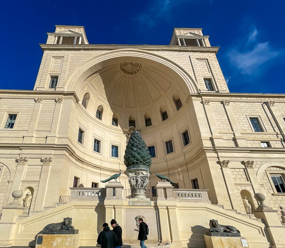 La pigna di bronzo da cui prende il nome il Cortile della Pigna nei Musei Vaticani