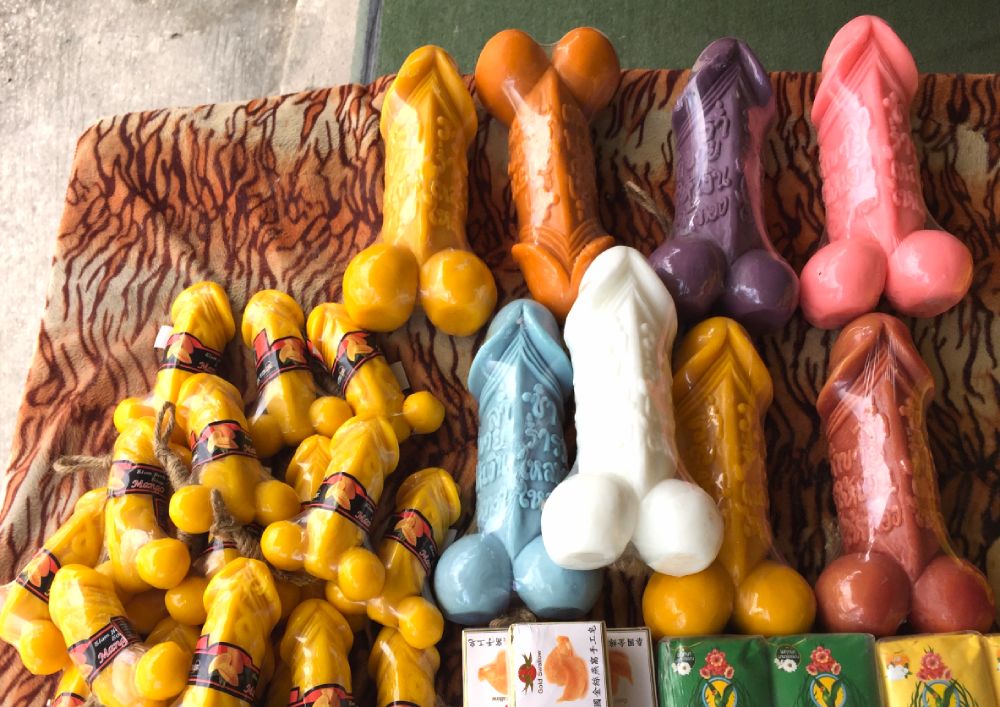 Saponette a forma di pene in vendita al mercato notturno di Kata Beach