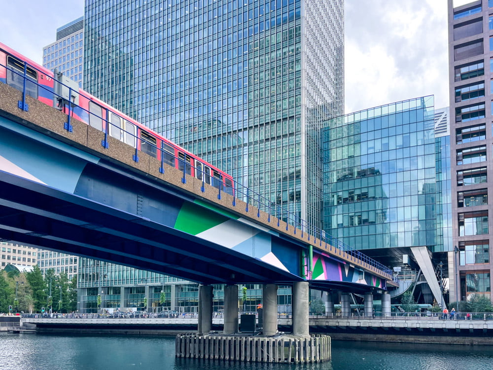 Treno della rete DLR Docklands Light Railway di Londra a Canary Warf