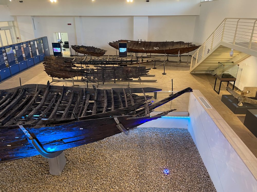 Interno del Museo delle Navi di Fiumicino con le imbarcazioni romane esposte