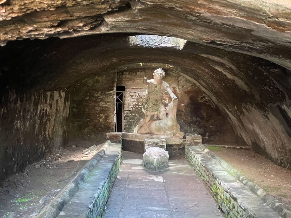 Statua del dio persiano Mitra nel mitreo delle Terme di Mitra a Ostia Antica