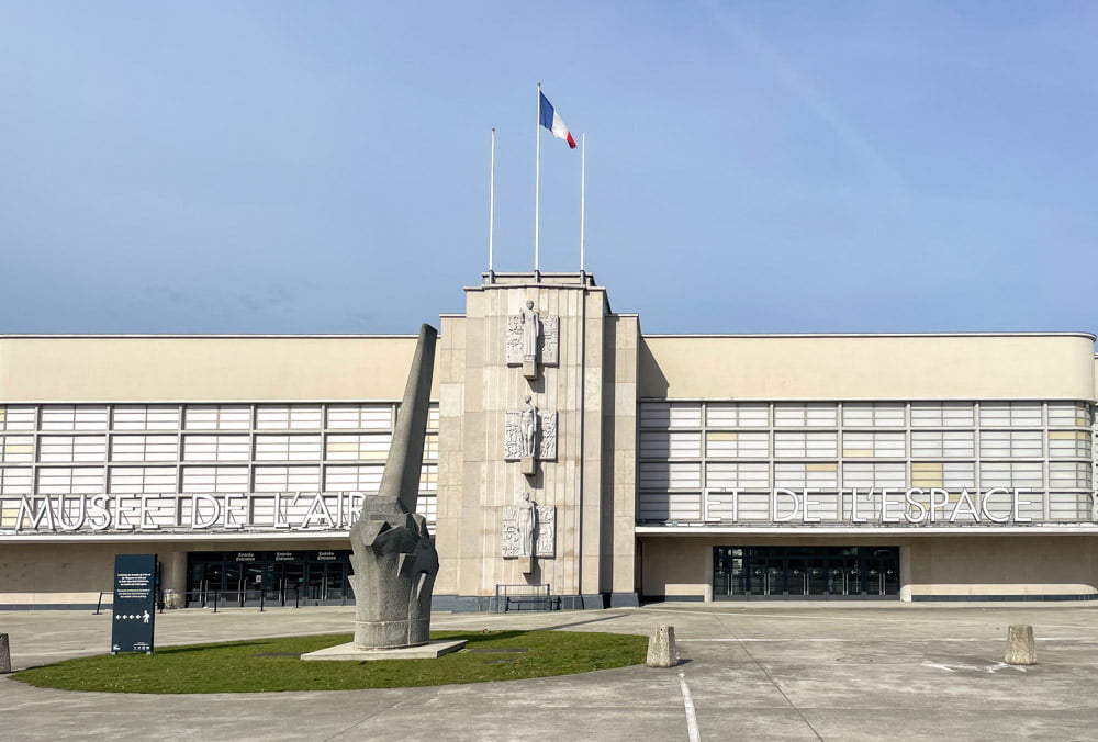 Facciata del Musée de l'Air et de l'Espace di Parigi all'aeroporto di Le Bourget