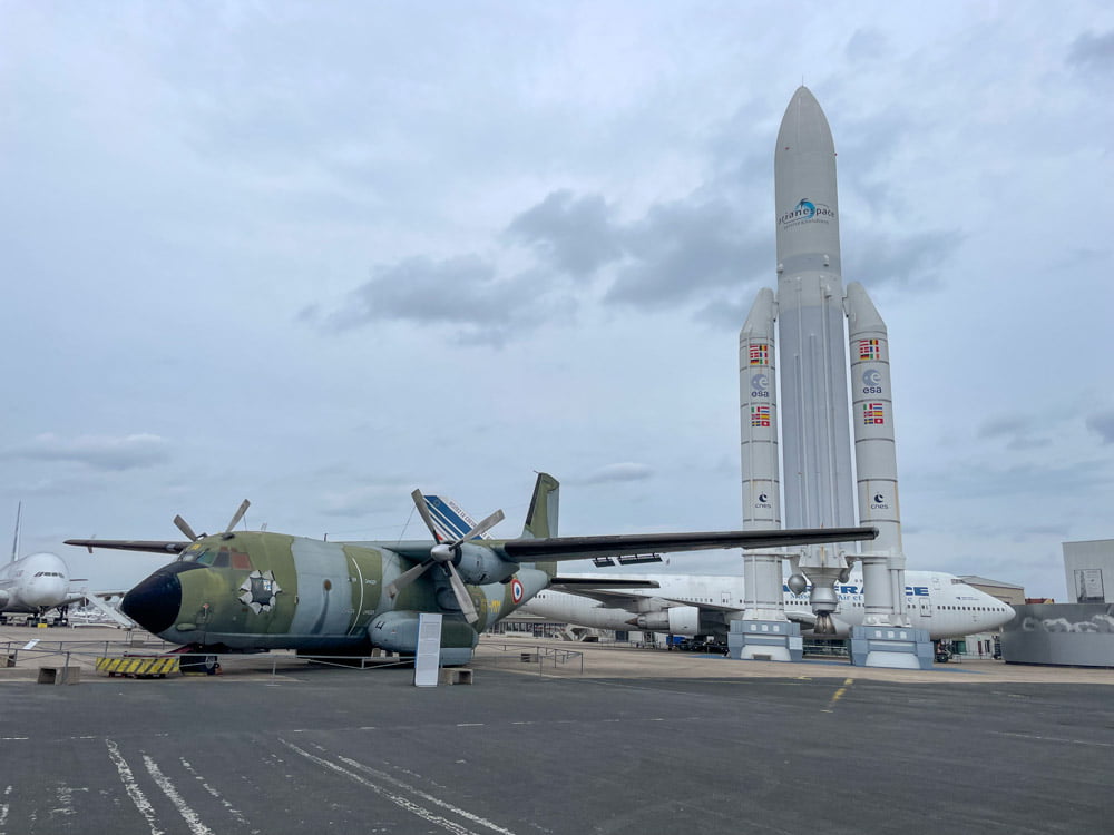 Un aereo militare e un razzo spaziale sulla pista del Museo dell'Aria e dello Spazio di Parigi