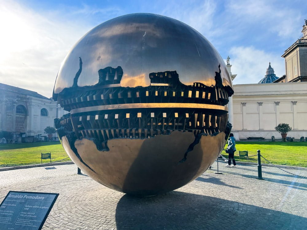 Sfera di Arnaldo Pomodoro esposta nel Cortile della Pigna nei Musei Vaticani