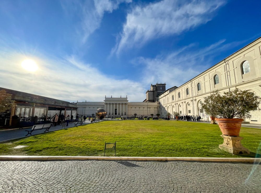 Giardino con sfera di Arnaldo Pomodoro all'interno del Cortile della Pigna nei Musei Vaticani