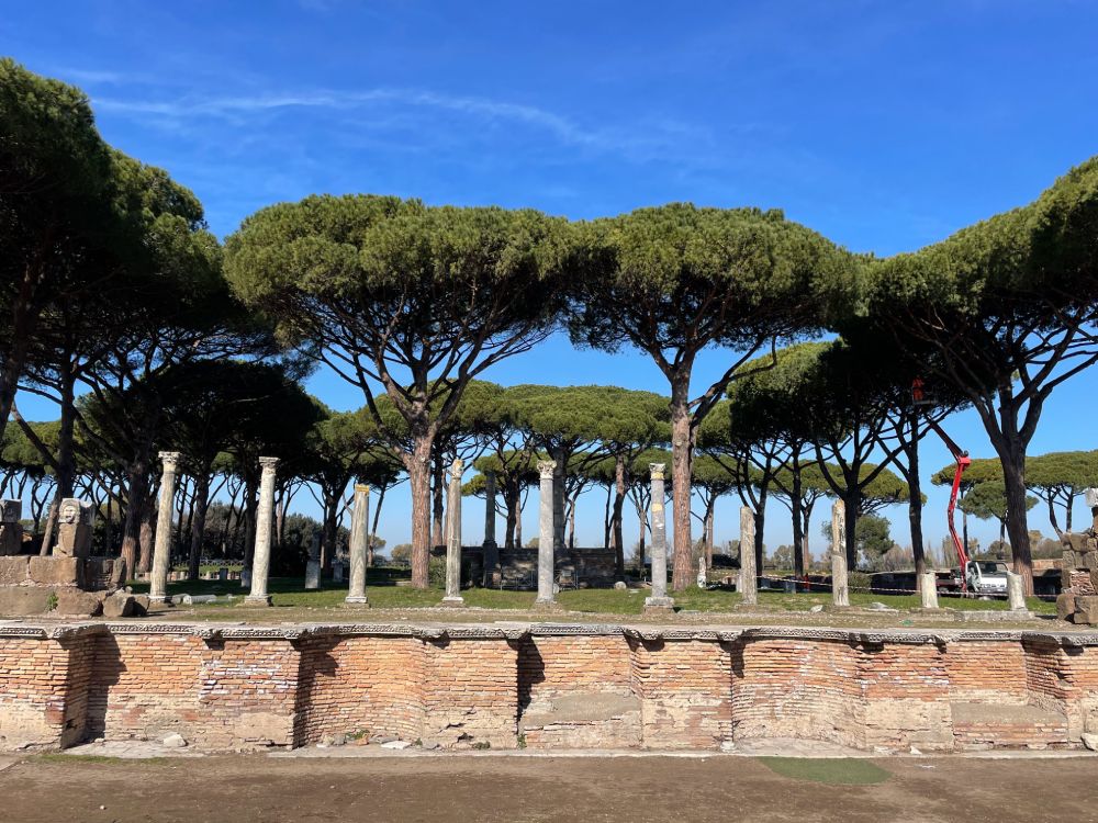 Resti del palcoscenico del Teatro Romano di Ostia Antica