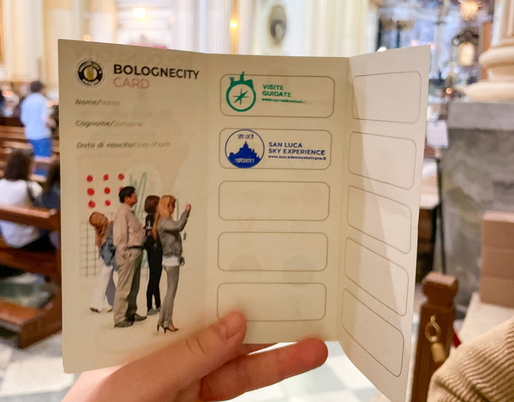 La tessera con le attrazioni di Bologna da visitare dell'associazione Succede solo a Bologna