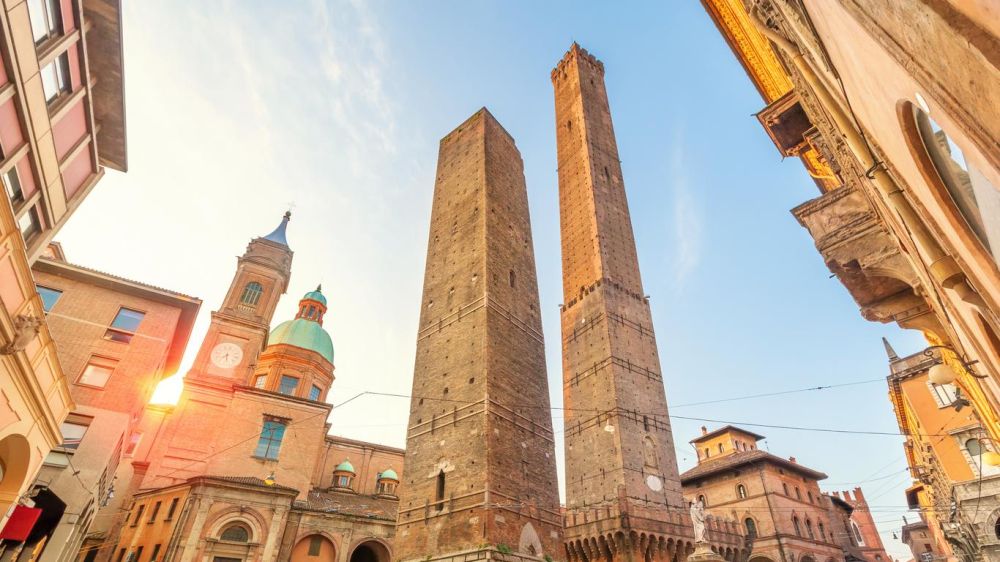 Torre Garisenda e Torre degli Asinelli a Bologna