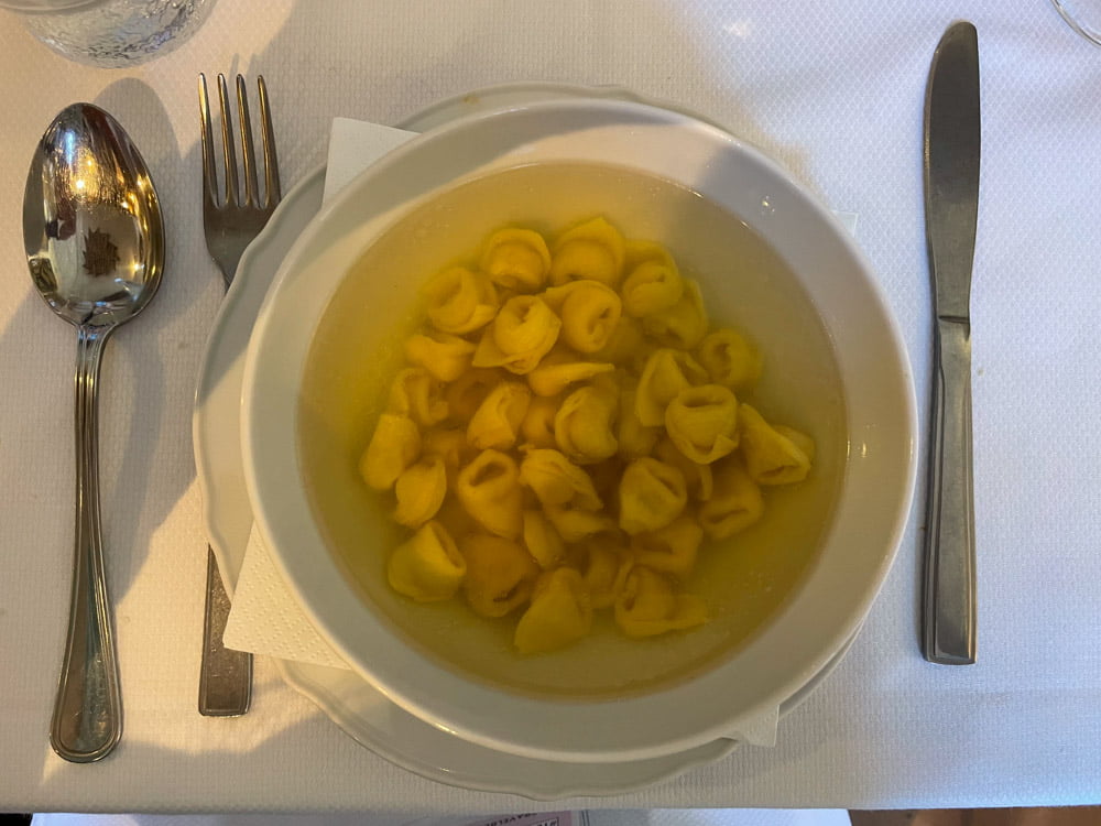 Tortellini in brodo del ristorante Piano Piano a Bologna