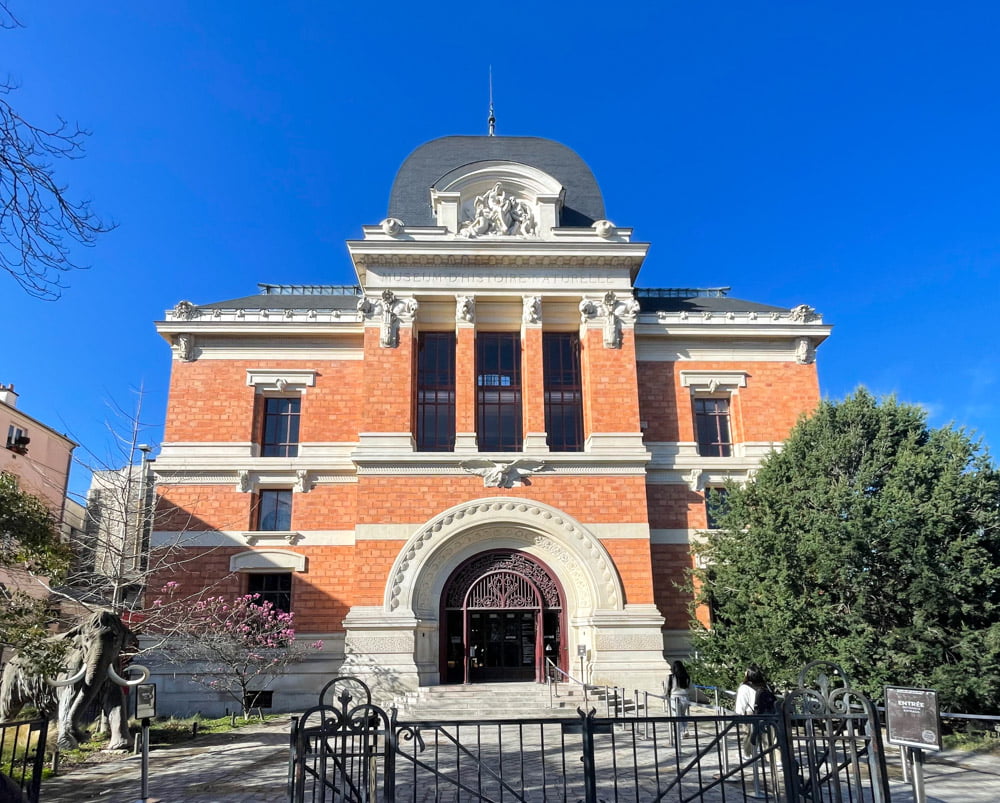 La facciata della Galleria di Paleontologia e Anatomia Comparata di Parigi