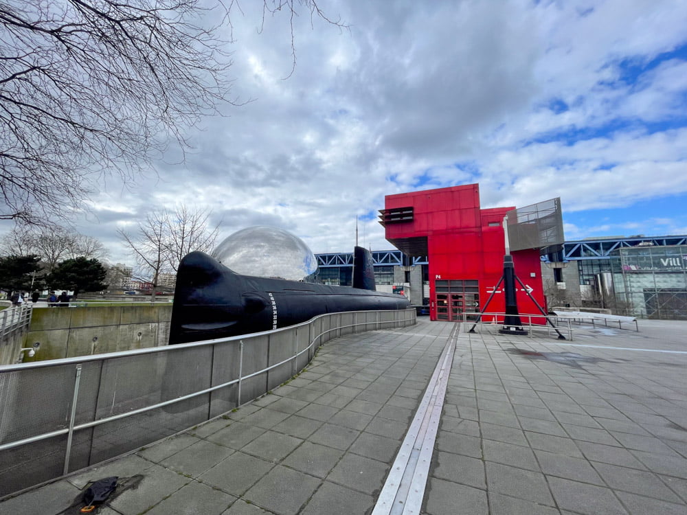 La passerella esterna che porta al sottomarino Argonaute della Cité des Sciences et de l’Industrie di Parigi