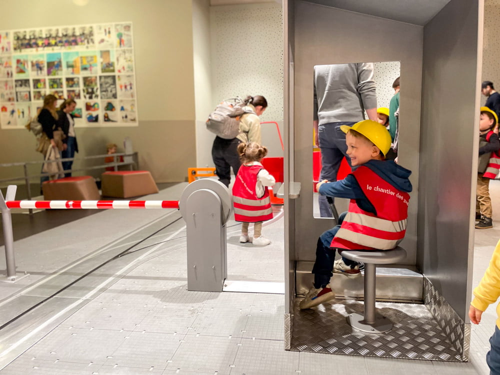 Figlio di Paola Bertoni nella sezione Città dei Bambini alla Città delle Scienze e dell'Industria di Parigi