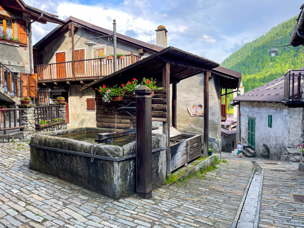 Fontana nel centro del borgo di Laux, frazione di Usseaux