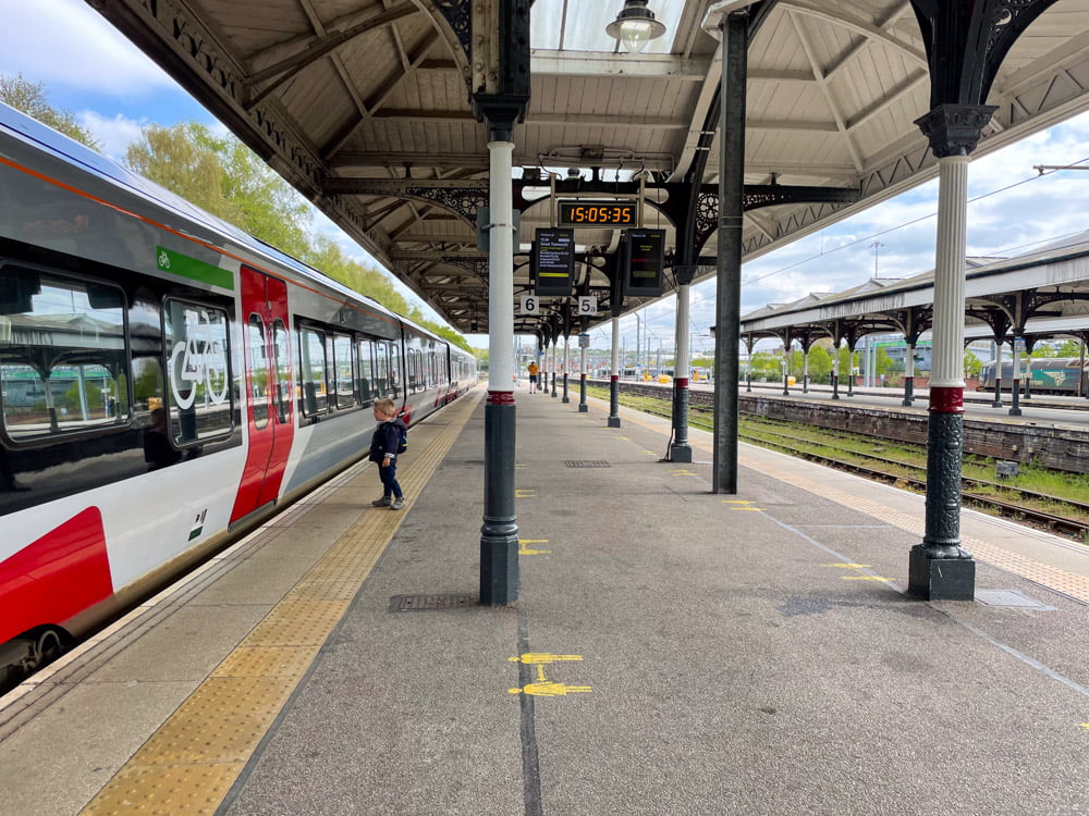 Figlio di Paola Bertoni alla stazione di Norwich, Regno Unito