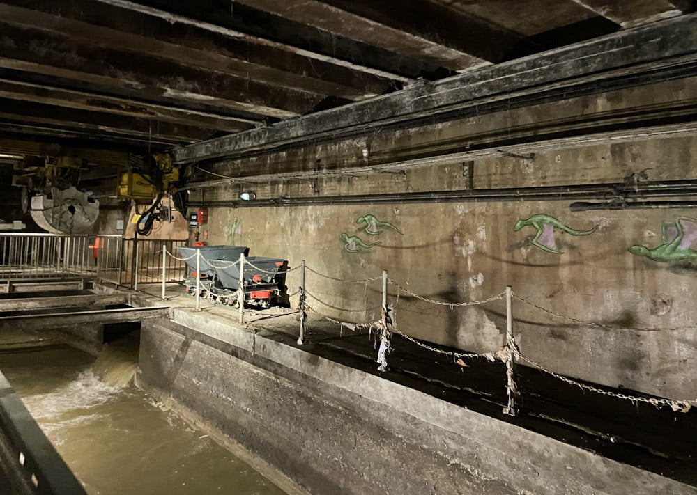 La vasca in cui scorrono le acque reflue visibile al Museo delle Fogne di Parigi