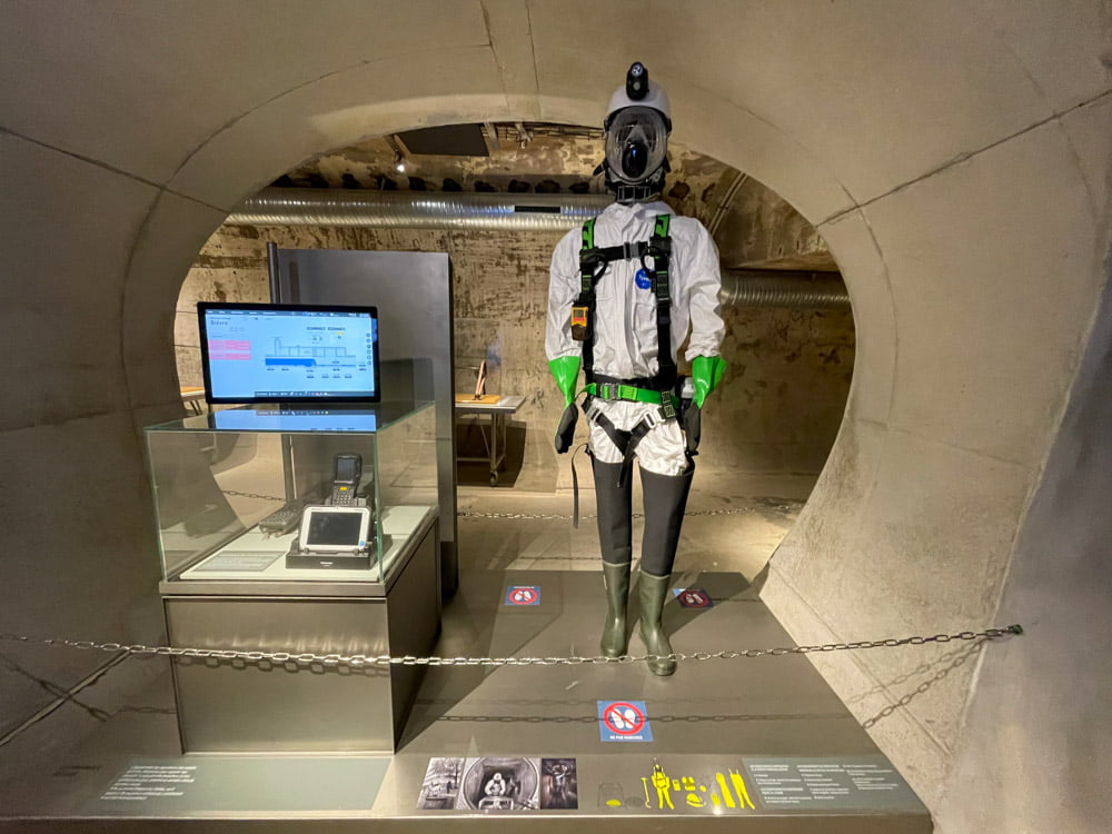 L'equipaggiamento degli operai addetti alla manutenzione della rete fognaria di Parigi