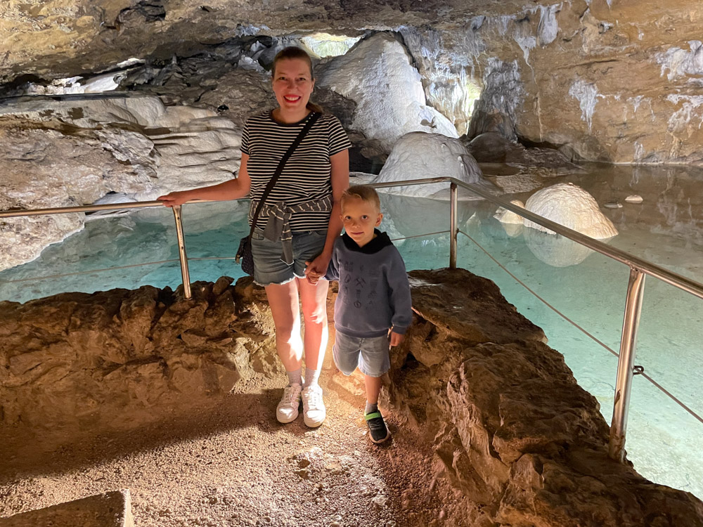 Paola e Ben Bertoni all'interno delle Grotte di La Balme
