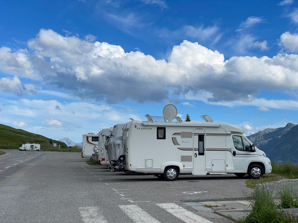 Camper parcheggiati al Colle del Moncenisio