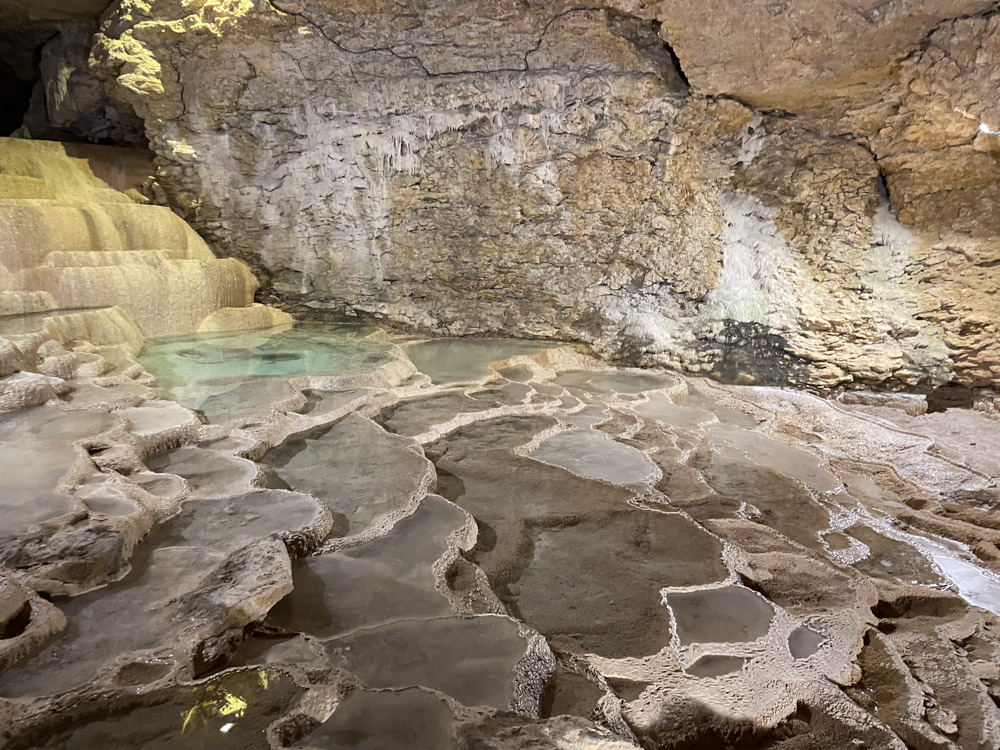 Acqua e formazioni rocciose all'interno delle Grotte di La Balme