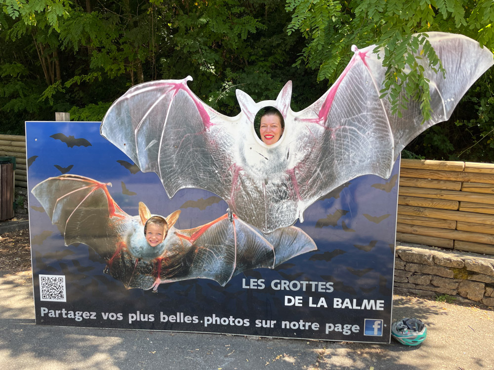 Paola e Ben Bertoni alle Grotte di La Balme, fotografati come pipistrelli