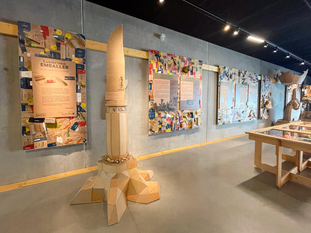 Mostra temporanea Opinel ça Cartonne al Museo Opinel a Saint-Jean-de-Maurienne, con installazioni in cartone opera del duo creativo STUD