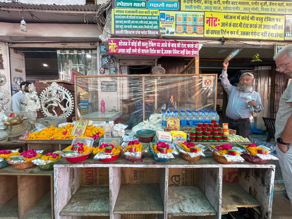 Banchetto delle offerte davanti al Tempio di Brahma di Pushkar