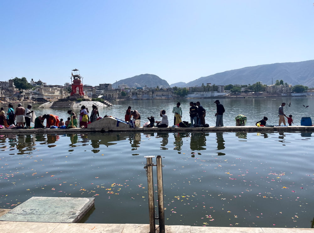 Fedeli intenti a fare il bagno rituale nel lago sacro di Pushkar