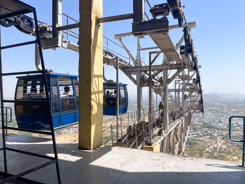 La funivia che porta al Tempio di Savitri Devi sulla collina di Pushkar