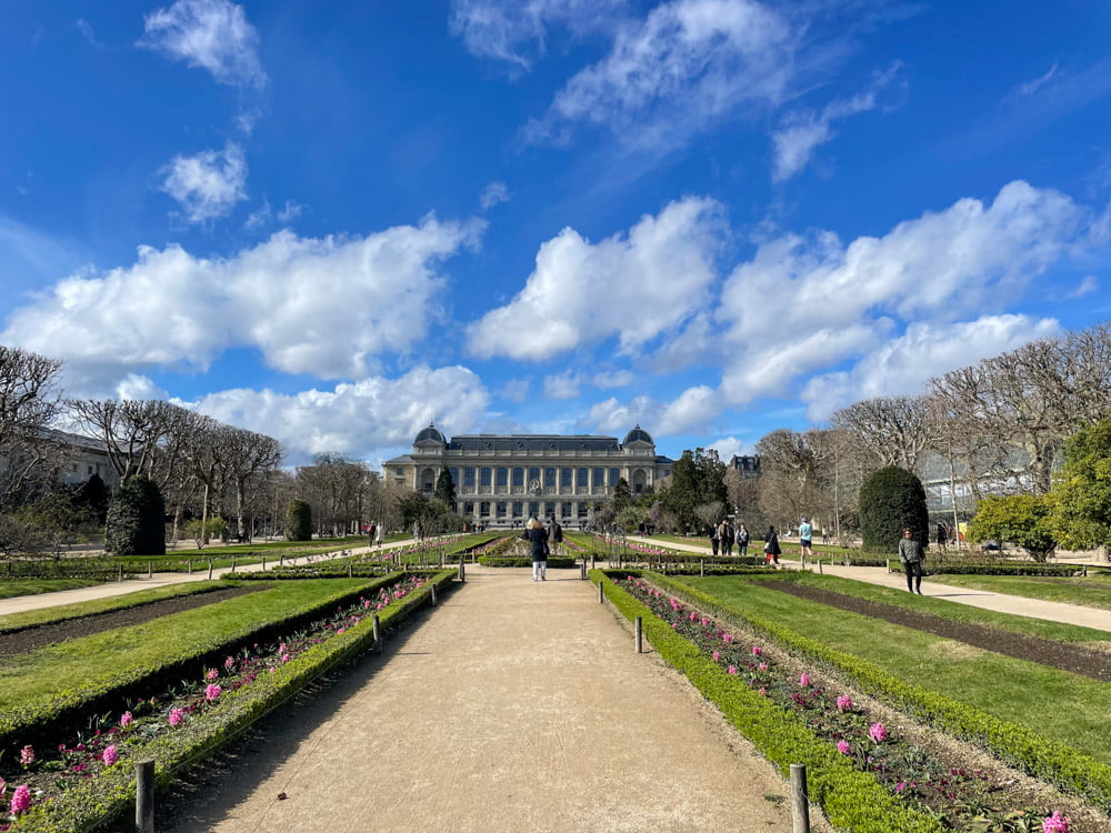 L'edificio della Grande Galleria dell'Evoluzione in fondo al principale viale fiorito del Jardin des Plantes
