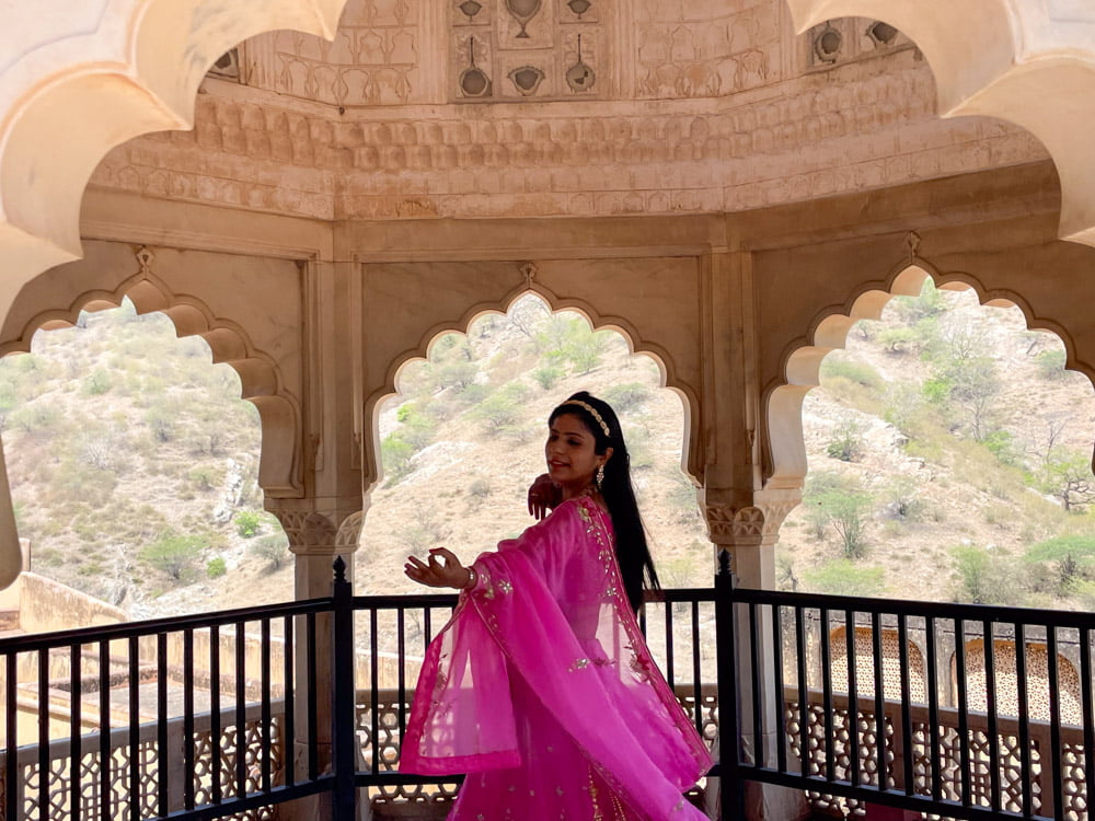 Sposa indiana in abiti tradizionali durante un servizio fotografico a Jaipur, in Rajasthan