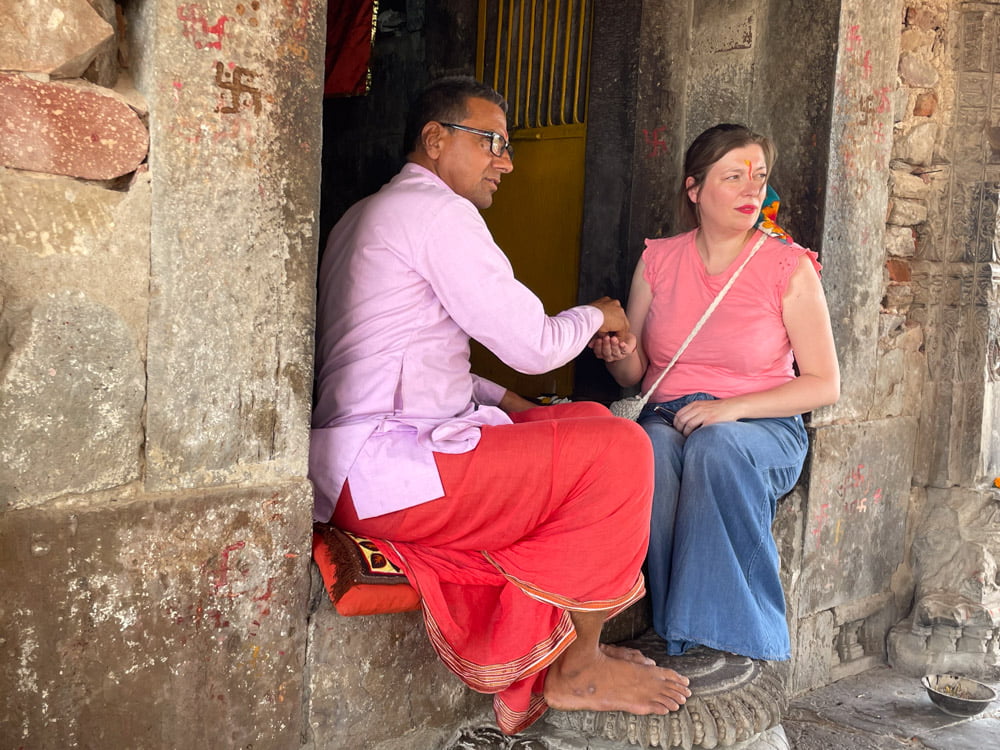 Paola Bertoni durante una benedizione al Tempio Harshad Mata