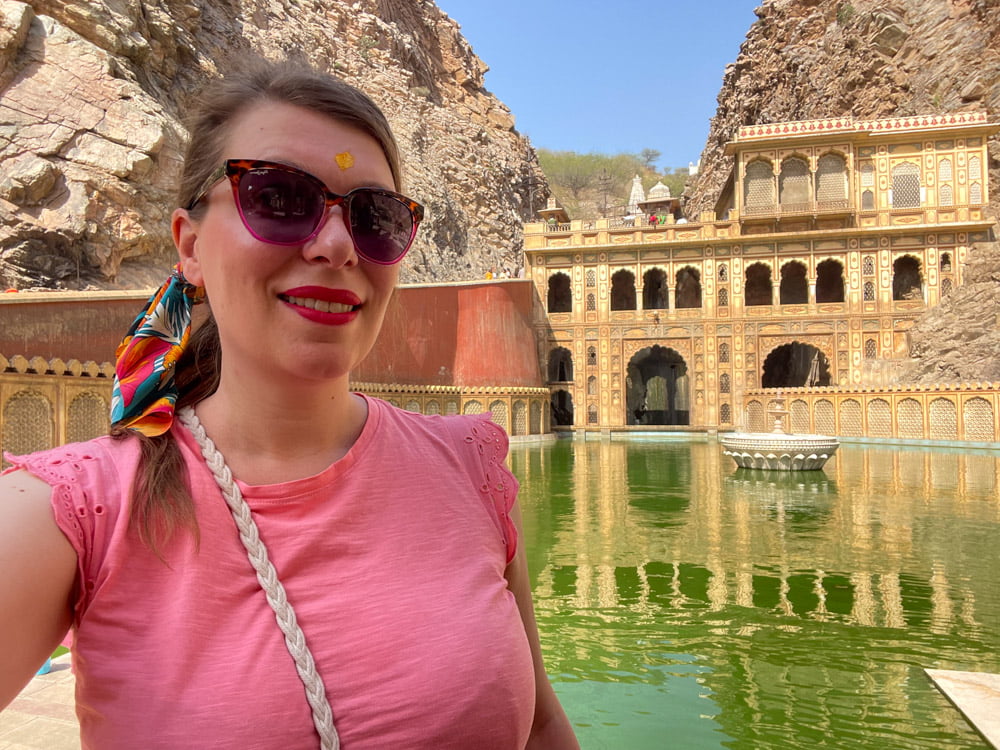 Paola Bertoni al Tempio delle scimmie di Galtaji, vicino a Jaipur