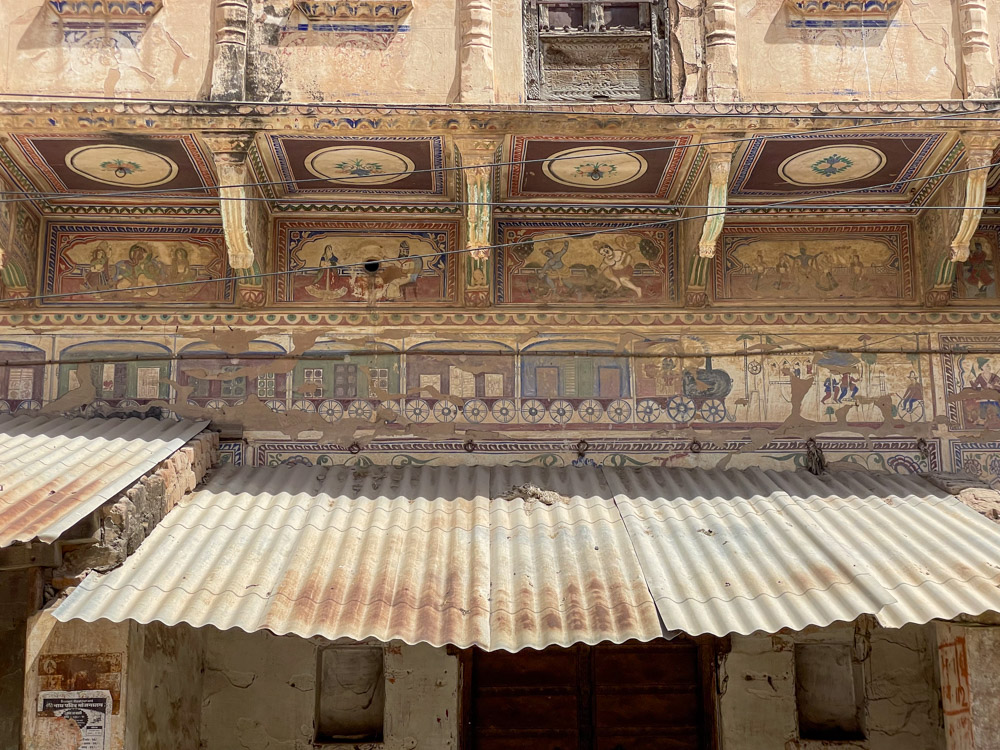 Particolare dell'affresco del treno che decora la facciata del Sonthaliya Haveli a Madawa
