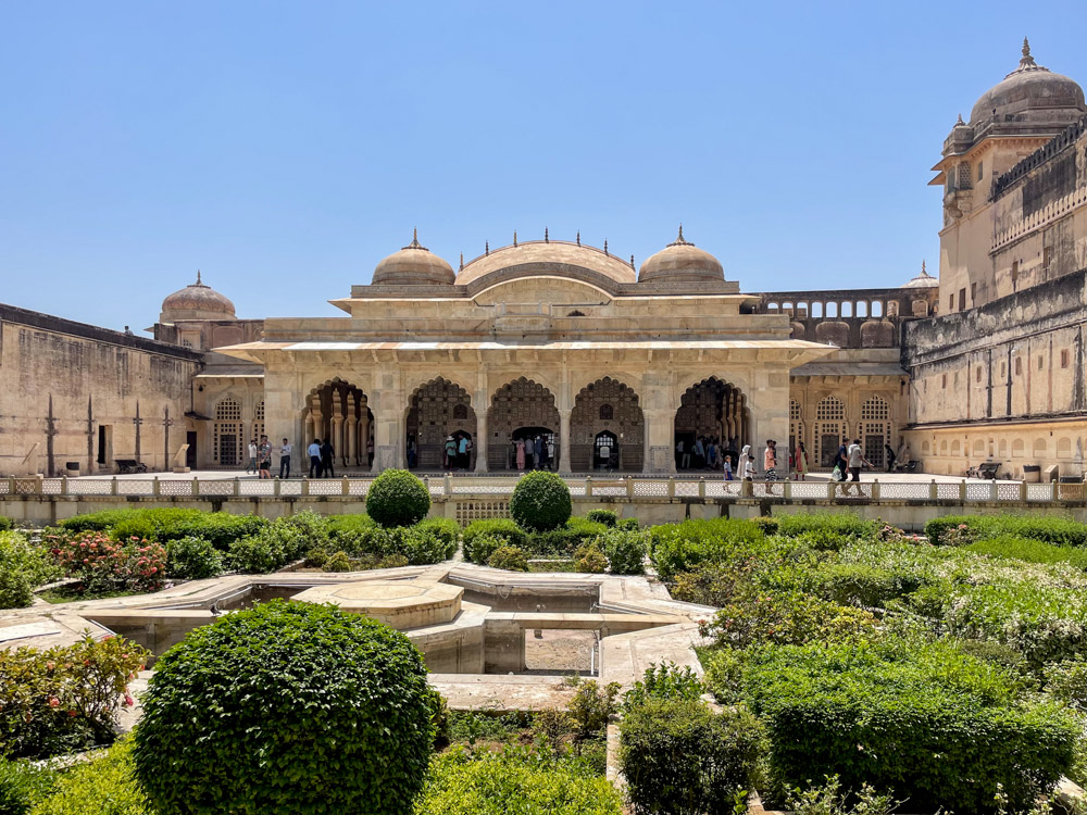 Giardino interno dell'Amber Fort di Jaipur