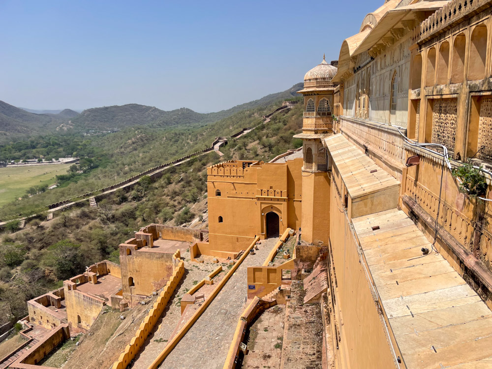 Mura esterne dell'Amber Fort di Jaipur con vista sulle mura difensive